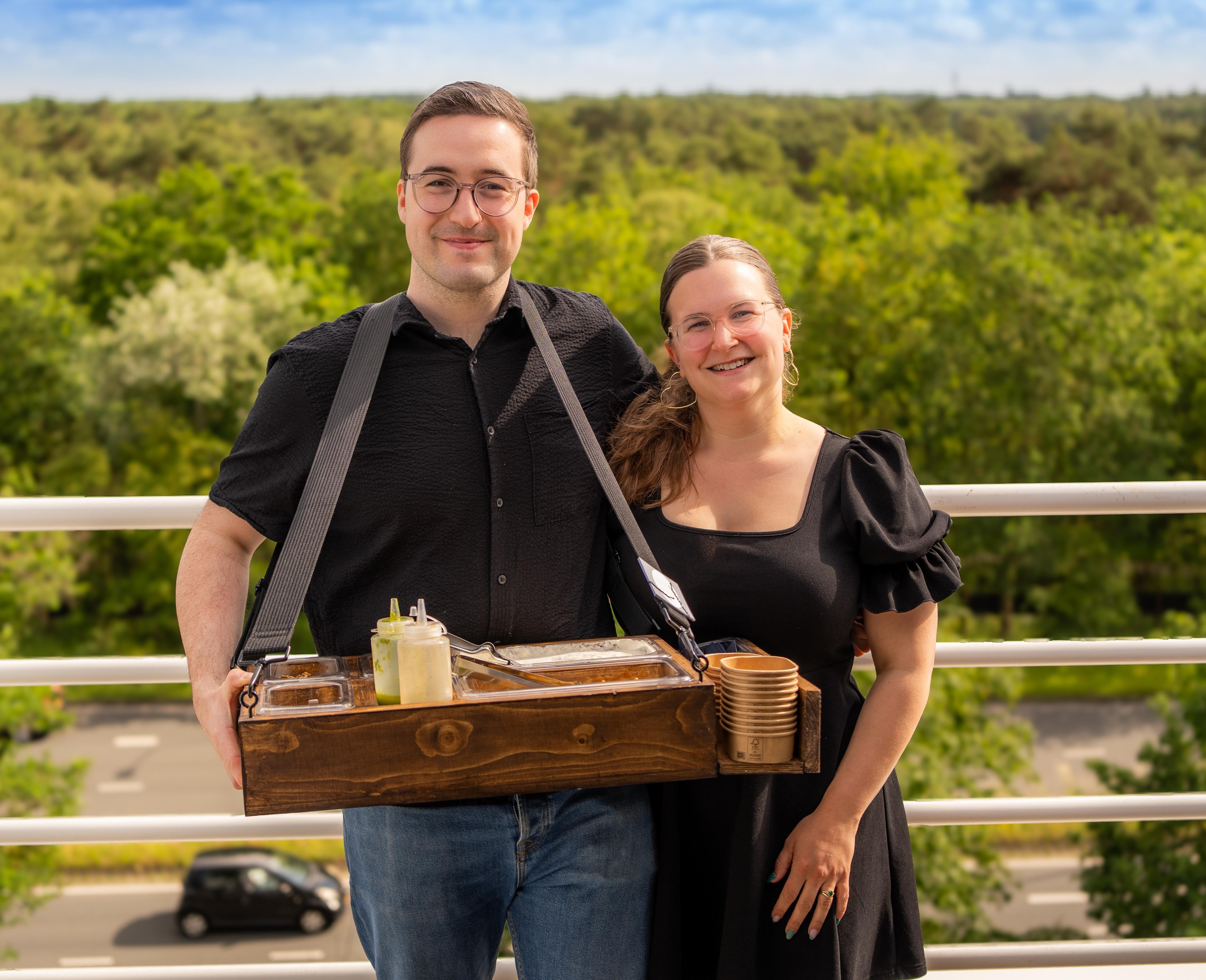 Charlotte en Gijs van Hangende Hapjes samen met hun hangende dienblad